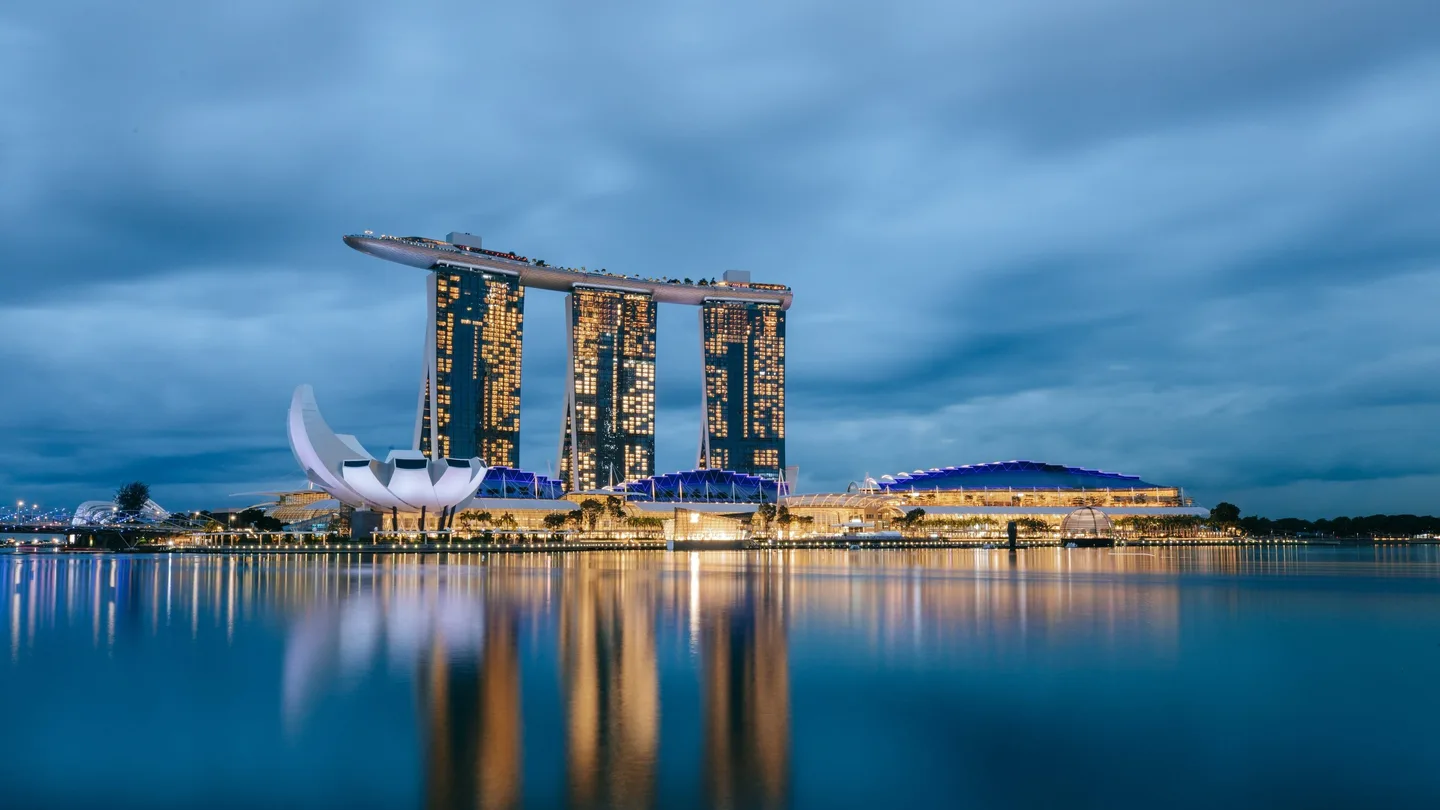 Marina Bay Sands and the Singapore skyline at dusk